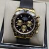 Rolex — esfera negra con tres subesferas doradas y correa negra