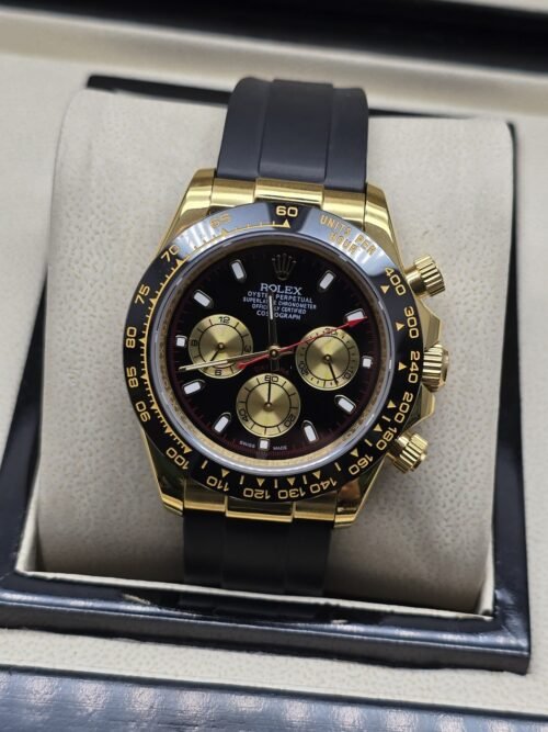 Rolex — esfera negra con tres subesferas doradas y correa negra