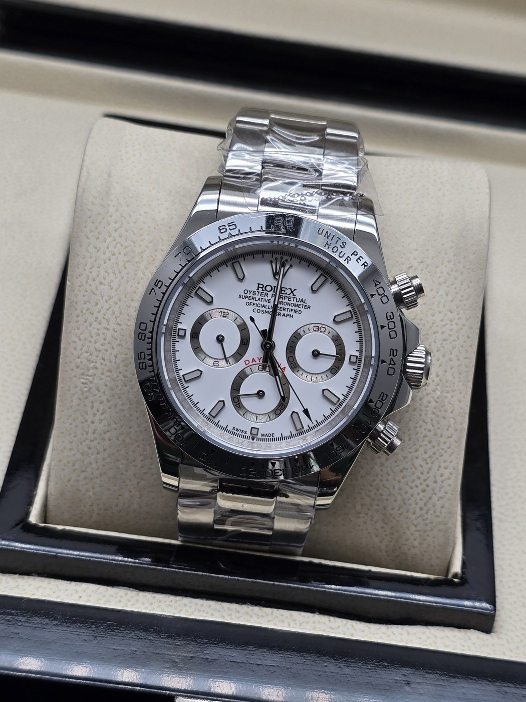 Rolex — esfera blanca con subesferas y bisel plateado