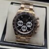 Rolex — esfera negra con subesferas claras y brazalete rosado