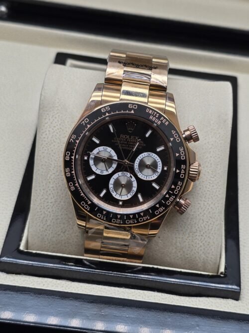 Rolex — esfera negra con subesferas claras y brazalete rosado