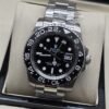 Rolex — esfera negra con aguja verde y bisel numerado oscuro