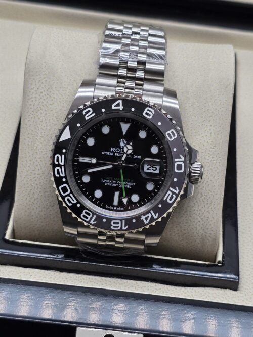 Rolex — esfera negra con bisel numerado y brazalete de eslabones plateados