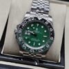 Rolex — esfera verde con bisel verde y negro, brazalete plateado