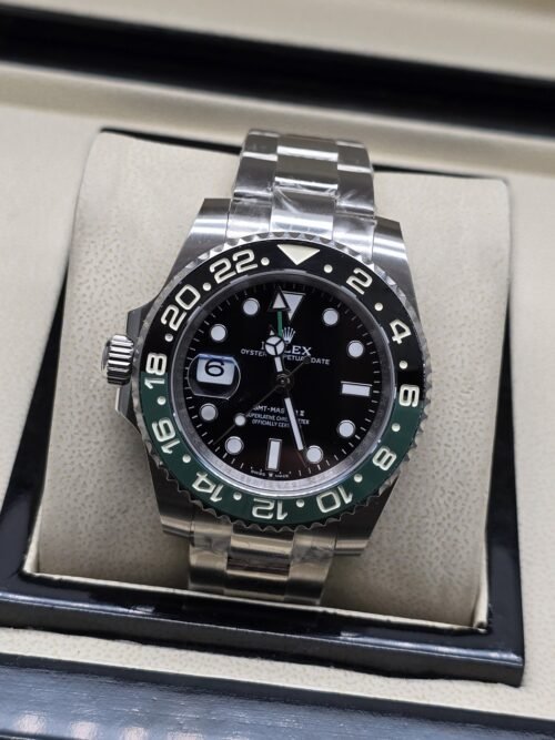 Rolex — esfera negra con bisel verde y negro, brazalete plateado