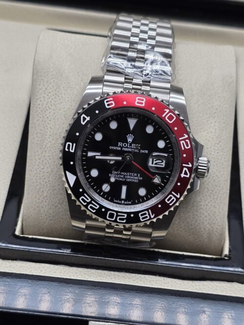 Rolex — esfera negra con bisel rojo y negro, brazalete plateado