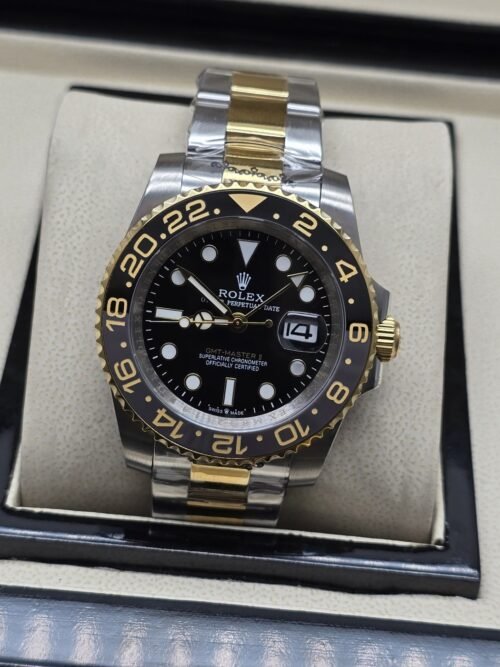 Rolex — esfera negra con bisel numerado dorado y brazalete bicolor
