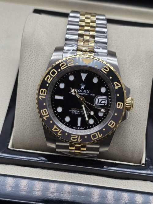 Rolex — esfera negra con numeración dorada y brazalete de eslabones bicolor