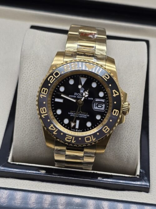 Rolex — esfera negra con bisel oscuro y brazalete dorado