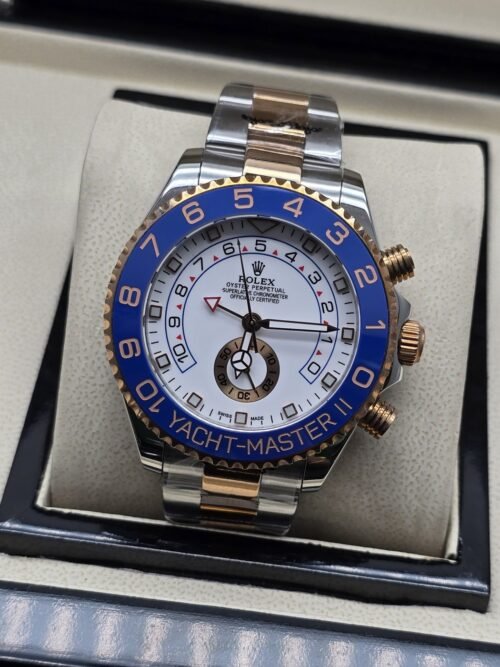 Rolex — esfera blanca con bisel azul numerado y brazalete bicolor