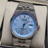 Rolex — esfera azul texturizada con bisel estriado y brazalete plateado