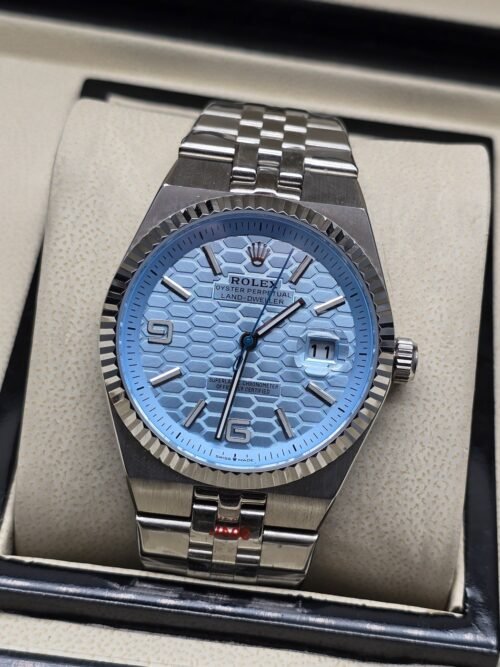 Rolex — esfera azul texturizada con bisel estriado y brazalete plateado