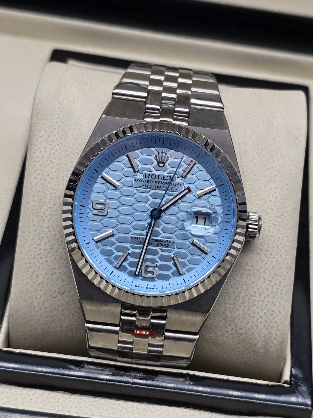 Rolex — esfera azul texturizada con bisel estriado y brazalete plateado