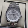 Rolex — esfera blanca texturizada con bisel estriado y brazalete plateado