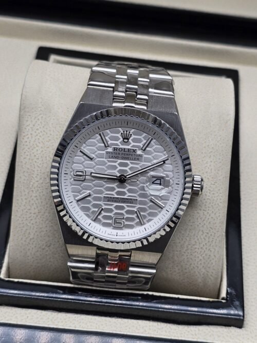 Rolex — esfera blanca texturizada con bisel estriado y brazalete plateado