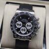 Rolex — esfera negra con subesferas claras y correa negra