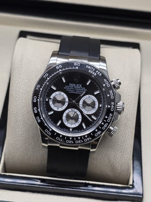 Rolex — esfera negra con subesferas claras y correa negra