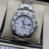 Rolex — esfera blanca con números romanos y bisel plateado