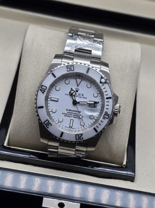 Rolex — esfera blanca con números romanos y bisel plateado
