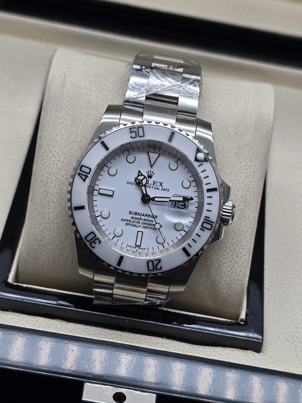 Rolex — esfera blanca con números romanos y bisel plateado