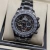 Rolex — esfera abierta con bisel oscuro y brazalete plateado