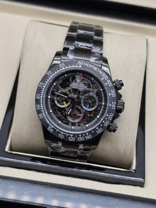 Rolex — esfera abierta con bisel oscuro y brazalete plateado