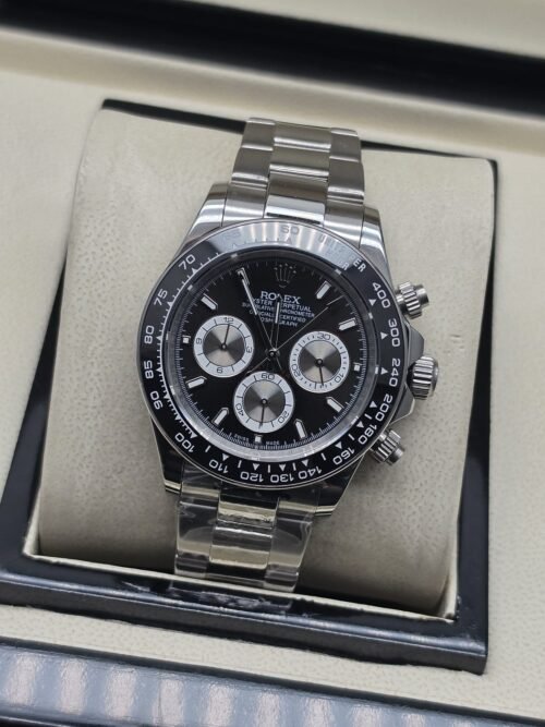 Rolex — esfera negra con subesferas claras y brazalete plateado
