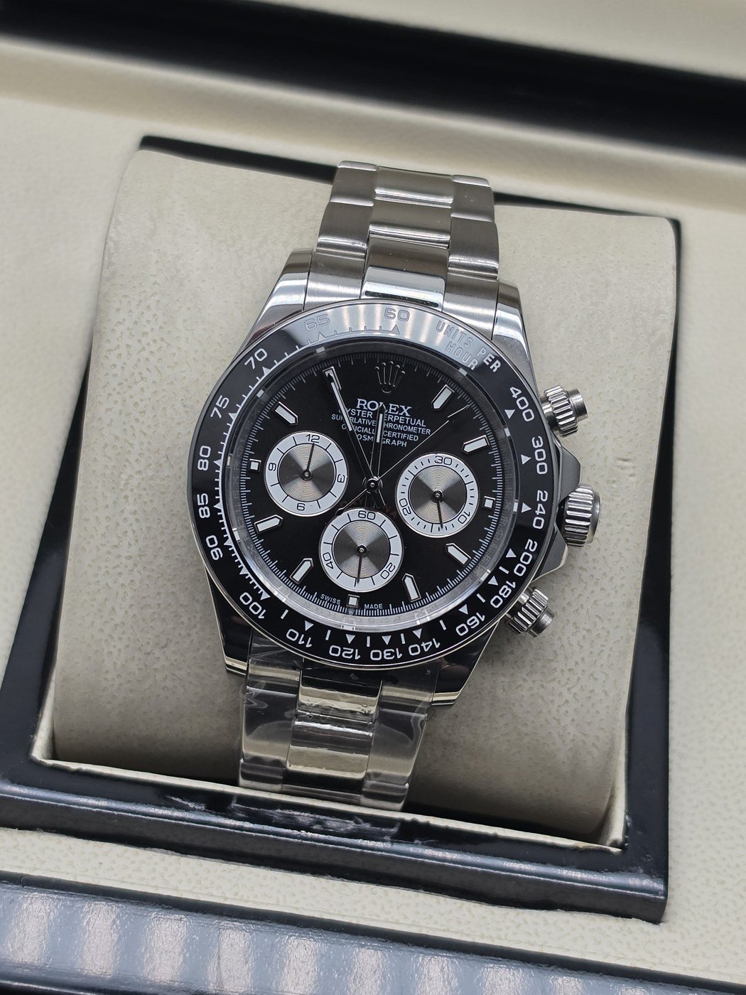 Rolex — esfera negra con subesferas claras y brazalete plateado