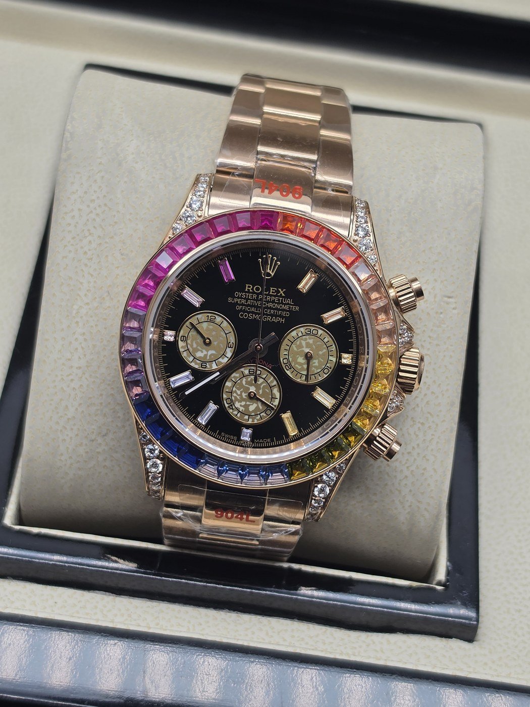 Rolex — esfera negra con subesferas doradas y bisel multicolor