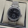 Rolex — esfera negra con subesfera inferior y brazalete plateado
