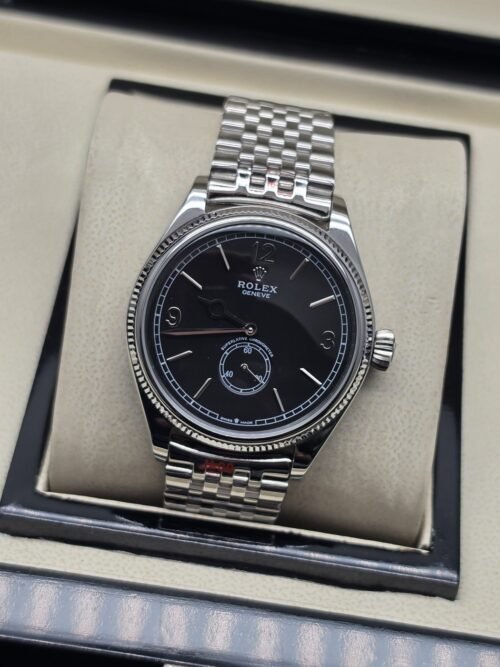 Rolex — esfera negra con subesfera inferior y brazalete plateado
