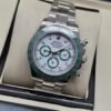 Rolex — esfera blanca con subesferas y bisel verdes y brazalete plateado