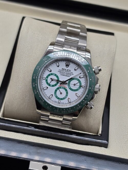 Rolex — esfera blanca con subesferas y bisel verdes y brazalete plateado