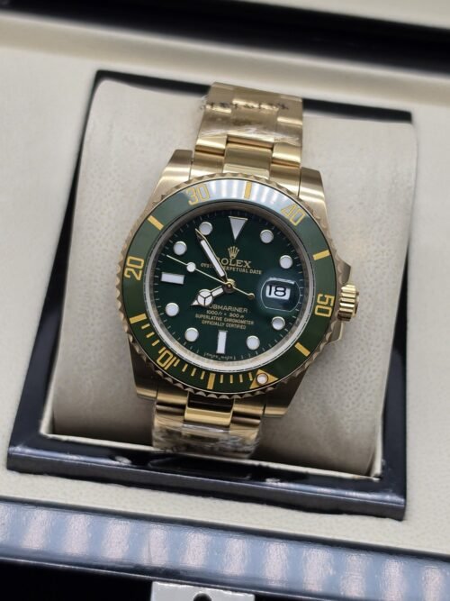 Rolex — esfera verde con bisel verde y brazalete dorado