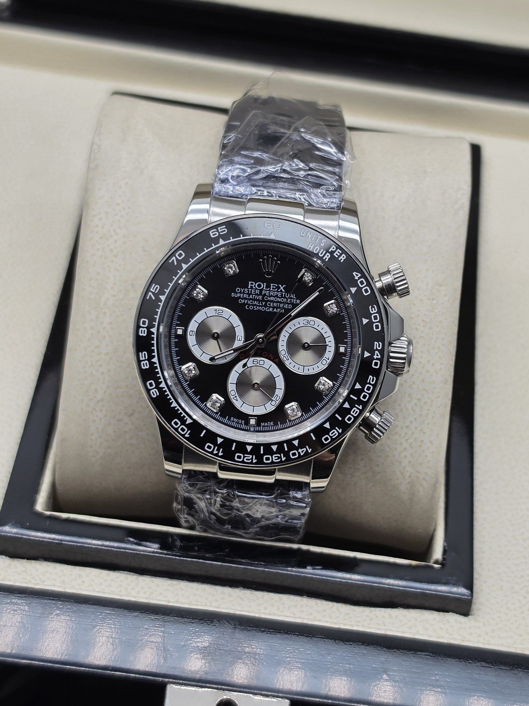 Rolex — esfera negra con subesferas claras y brazalete plateado