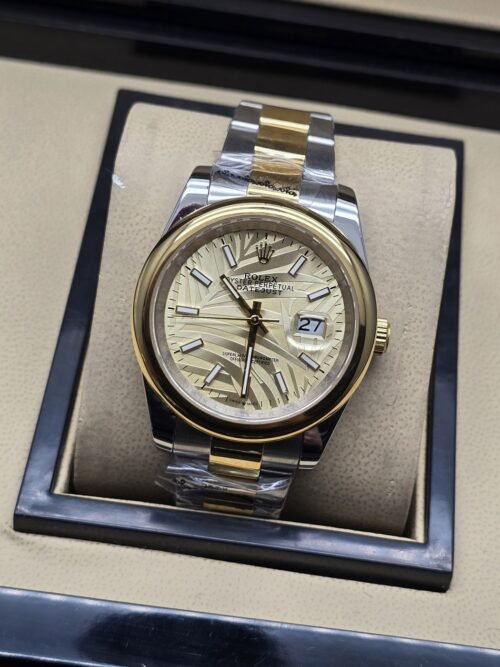 Rolex — esfera dorada texturizada con bisel dorado y brazalete bicolor · 41 mm