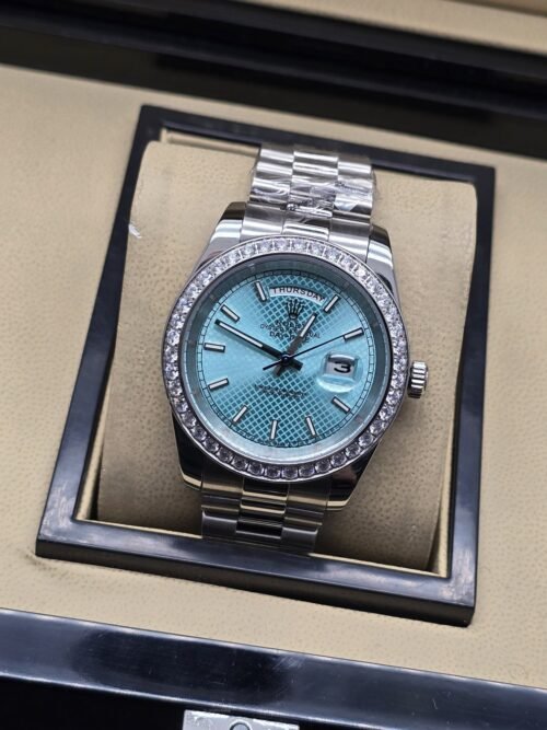 Rolex — esfera azul turquesa texturizada y brazalete plateado · 41 mm