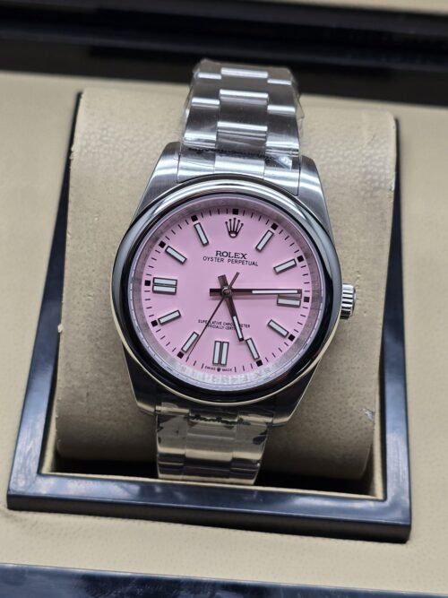 Rolex — esfera rosa con índices plateados y brazalete plateado · 41 mm