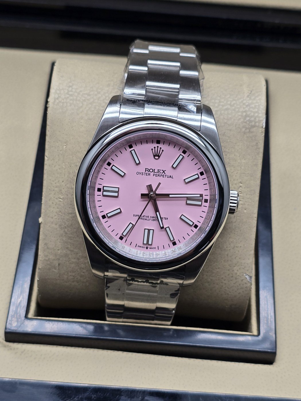 Rolex — esfera rosa con índices plateados y brazalete plateado · 41 mm