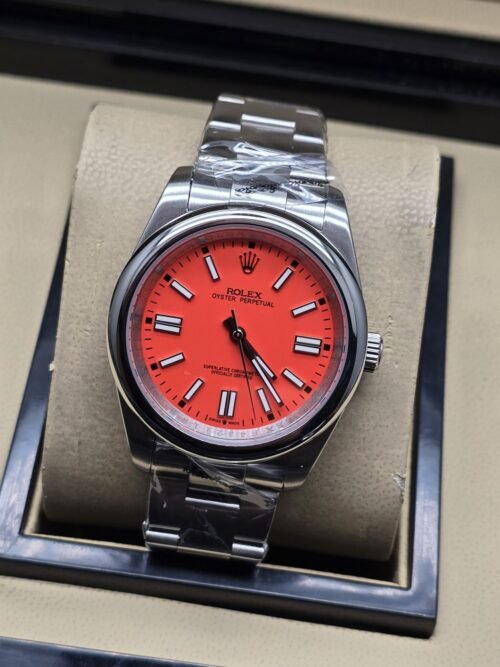 Rolex — esfera roja con índices plateados y brazalete plateado · 41 mm