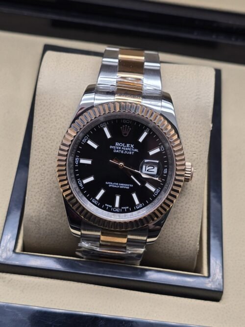 Rolex — esfera negra con bisel rosado estriado y brazalete bicolor · 41 mm