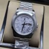 Rolex — esfera gris texturizada con bisel liso y brazalete plateado · 41 mm