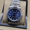 Rolex — esfera azul con bisel estriado y brazalete plateado · 41 mm