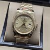 Rolex — esfera dorada con bisel estriado y brazalete dorado · 41 mm