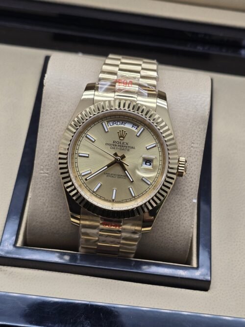 Rolex — esfera dorada con bisel estriado y brazalete dorado · 41 mm