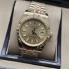 Rolex — esfera dorada con índices claros y bisel estriado y brazalete dorado · 41 mm