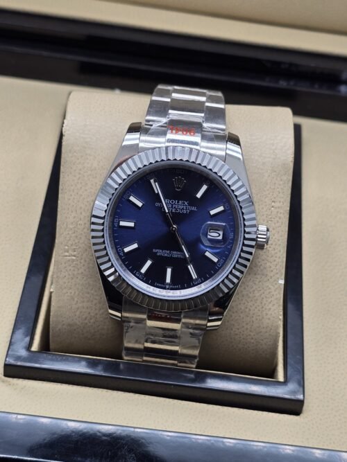 Rolex — esfera azul oscura con bisel estriado y brazalete plateado · 41 mm