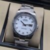 Rolex — esfera blanca con índices brillantes y brazalete plateado · 41 mm