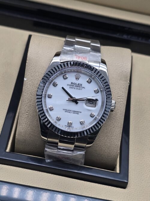 Rolex — esfera blanca con índices brillantes y brazalete plateado · 41 mm