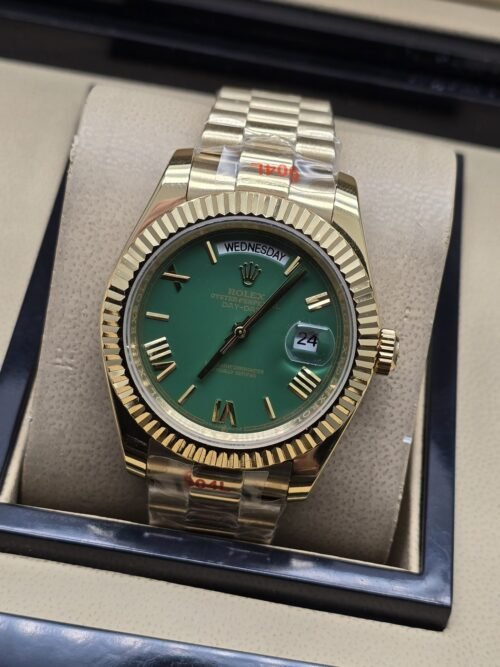 Rolex — esfera verde con bisel dorado estriado y brazalete dorado · 41 mm